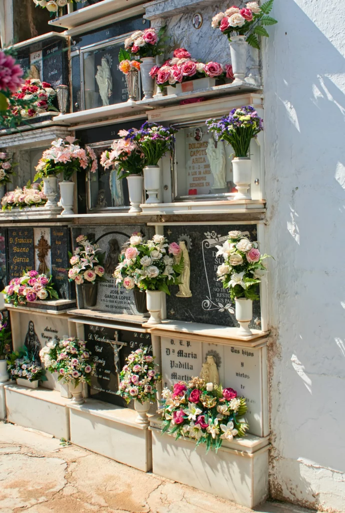 Niches funéraires de colombarium ornées de fleurs colorées.